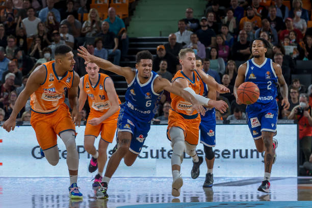 人在接受采 人在接受采